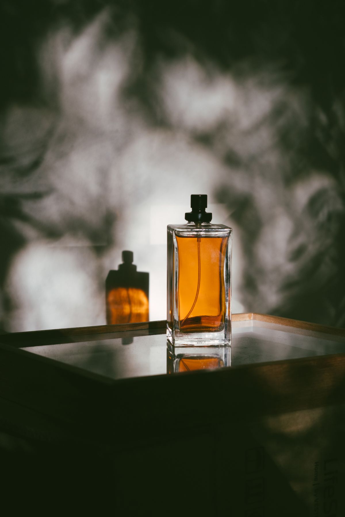 coleção de frascos de perfume de luxo em composição refinada