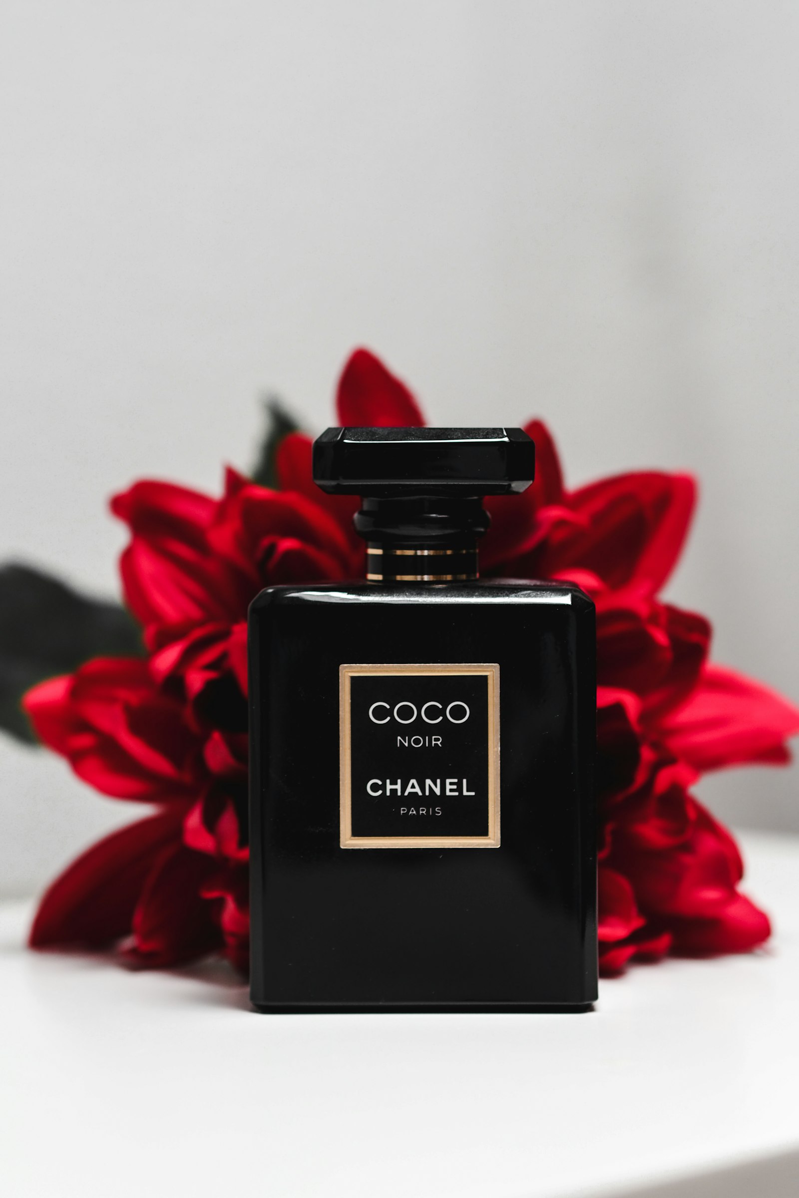 coleção de perfumes de nicho com estética opulenta e autoral, inspirada em casas como Boadicea, Sospiro e Nishane, sem perfumaria designer